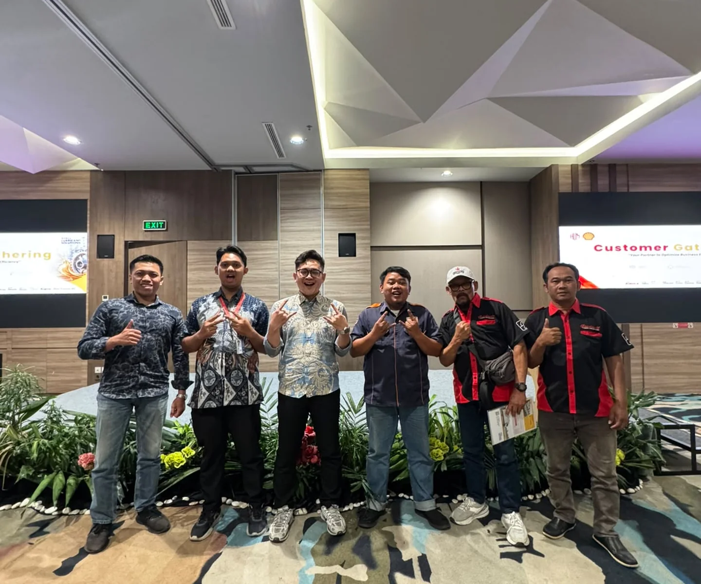 Enam pria berpose bersama dengan tersenyum di acara Customer Gathering