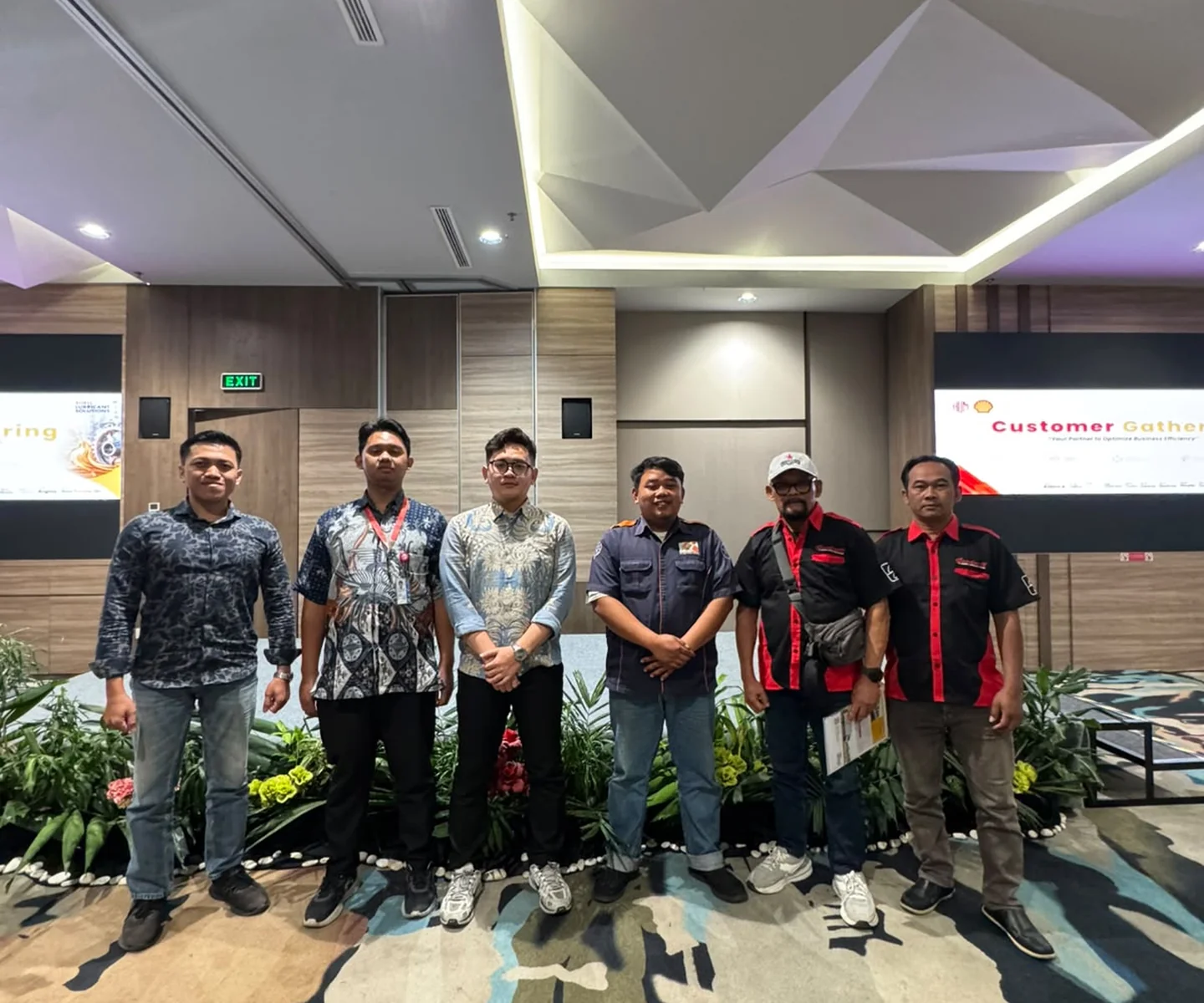 Enam pria berdiri berjajar di acara Customer Gathering Shell dalam ruangan acara modern